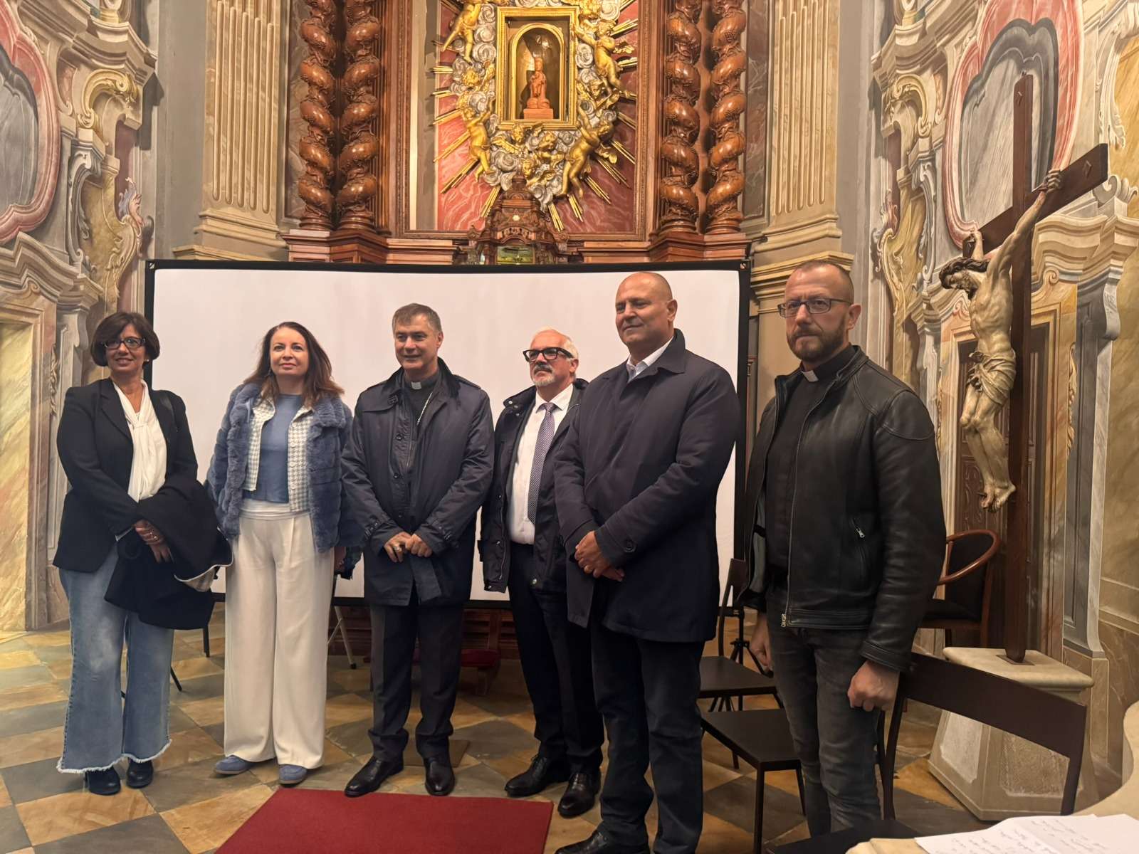 i partecipanti alla presentazione alla Cattedrale di Susa