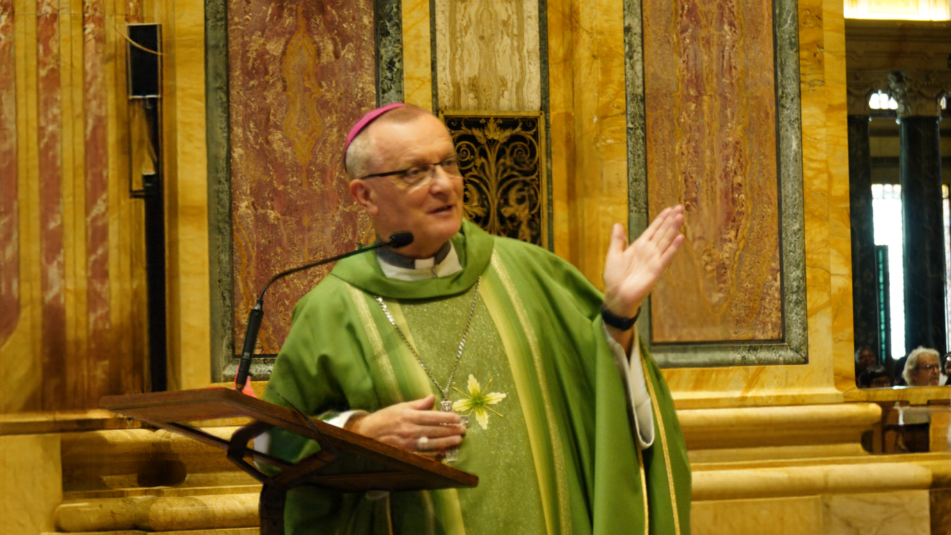 Il-vescovo-Marco-Prastaro-presenta-a-Revignano-il-libro-sul-potere-nella-Chiesa